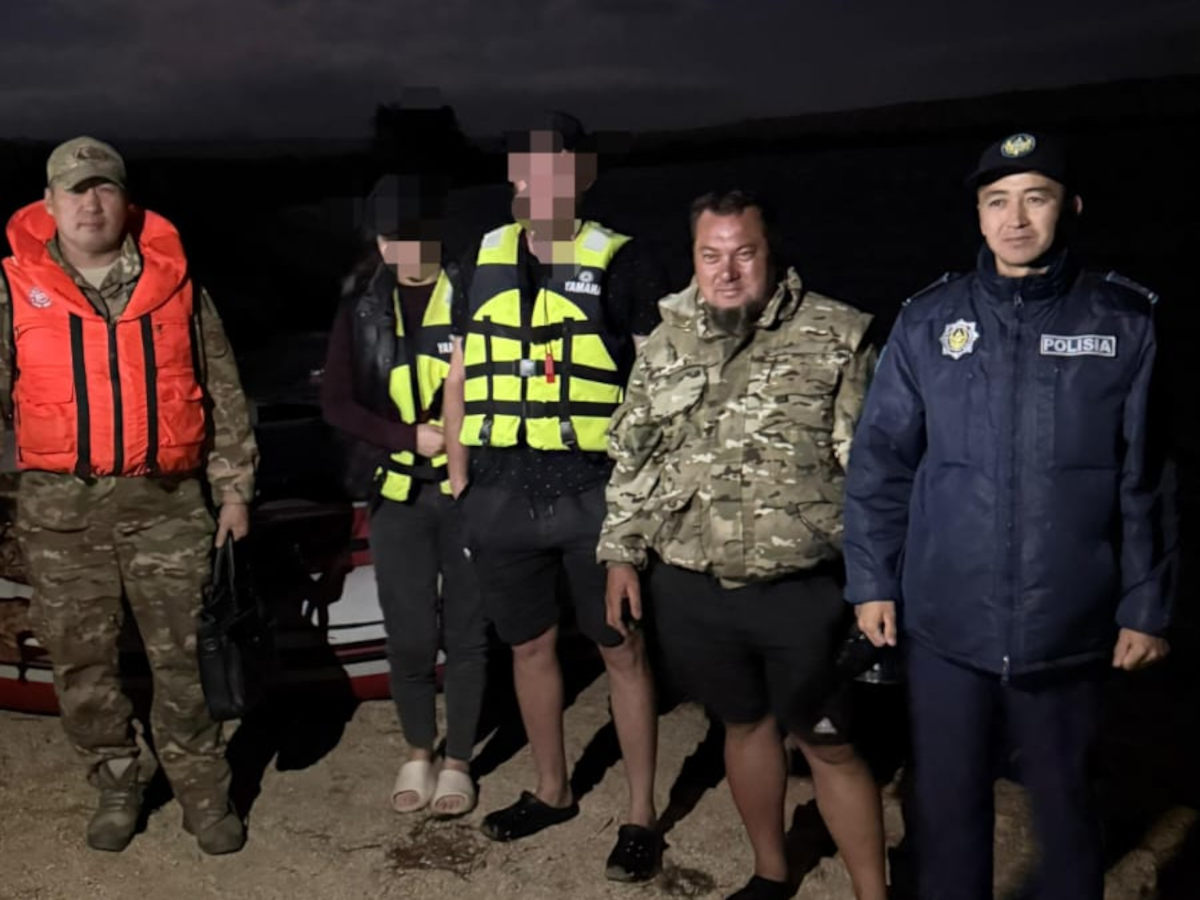В ВКО спасатели сняли с мели катер с двумя отдыхающими