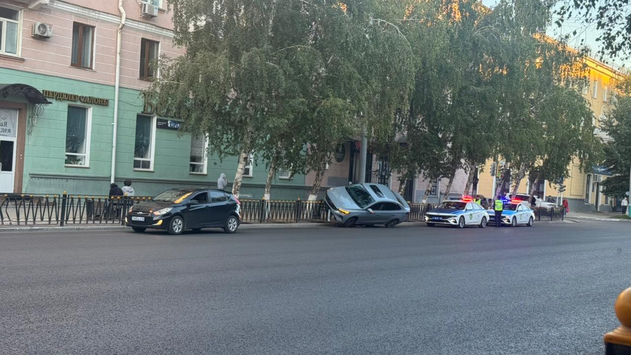 Неудачное перестроение закончилось ДТП на проспекте Назарбаева