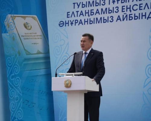 В Усть-Каменогорске открыли новую площадку с флагштоком ко Дню государственных символов