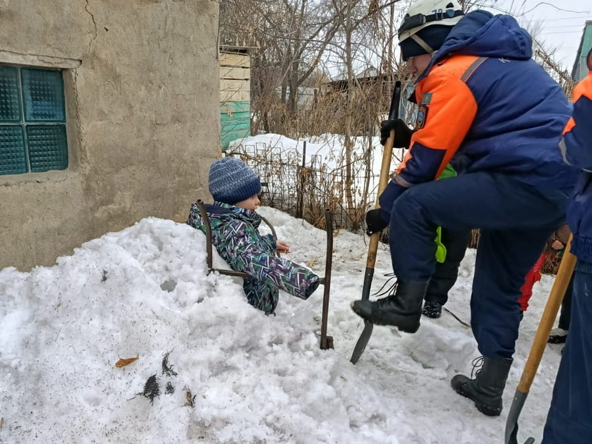 В Усть-Каменогорске ребенок увяз в сугробе: вызывали спасателей