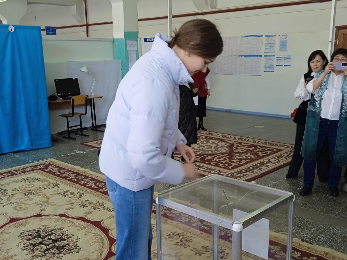 Олимпийская чемпионка посетила избирательный участок в Усть-Каменогорске