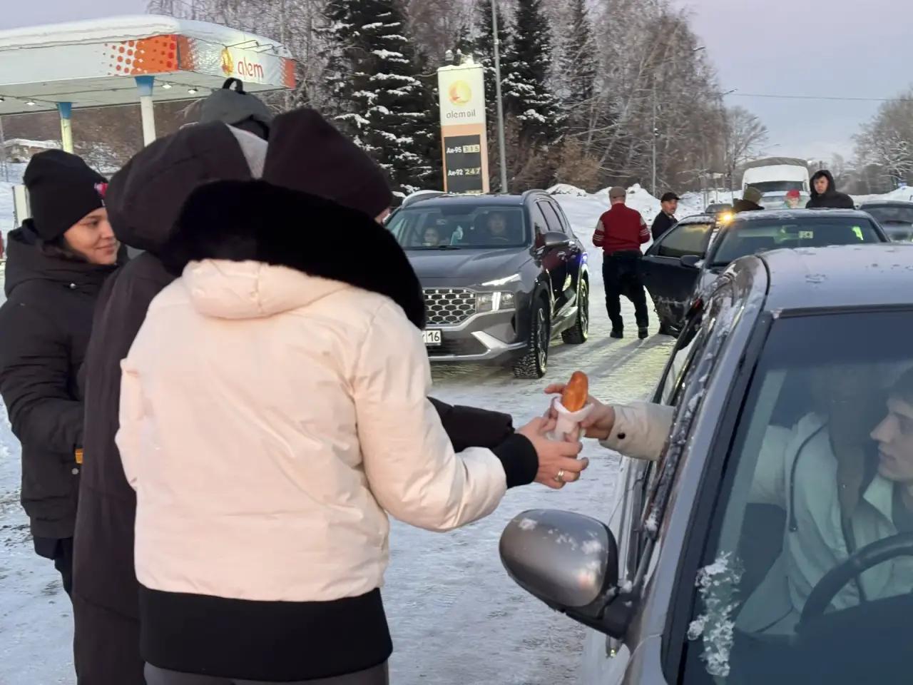 В районе Алтай застрявших в метель водителей накормили горячими пирожками