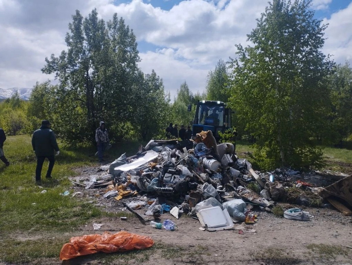 В Риддере волонтёры очистили берега реки Журавлихи от мусора