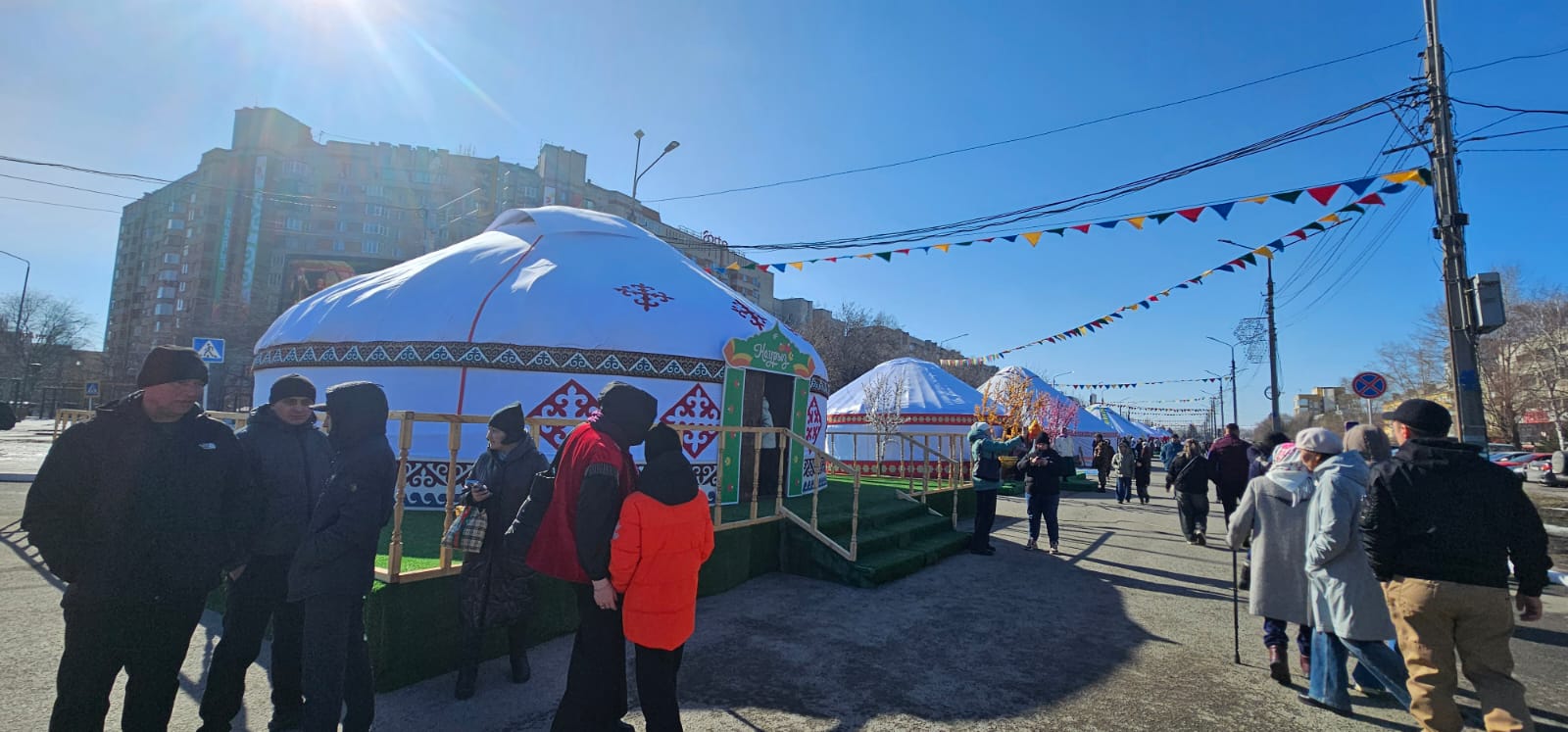 В Усть-Каменогорске на площади Республики начинается народное гулянье в честь Наурыза