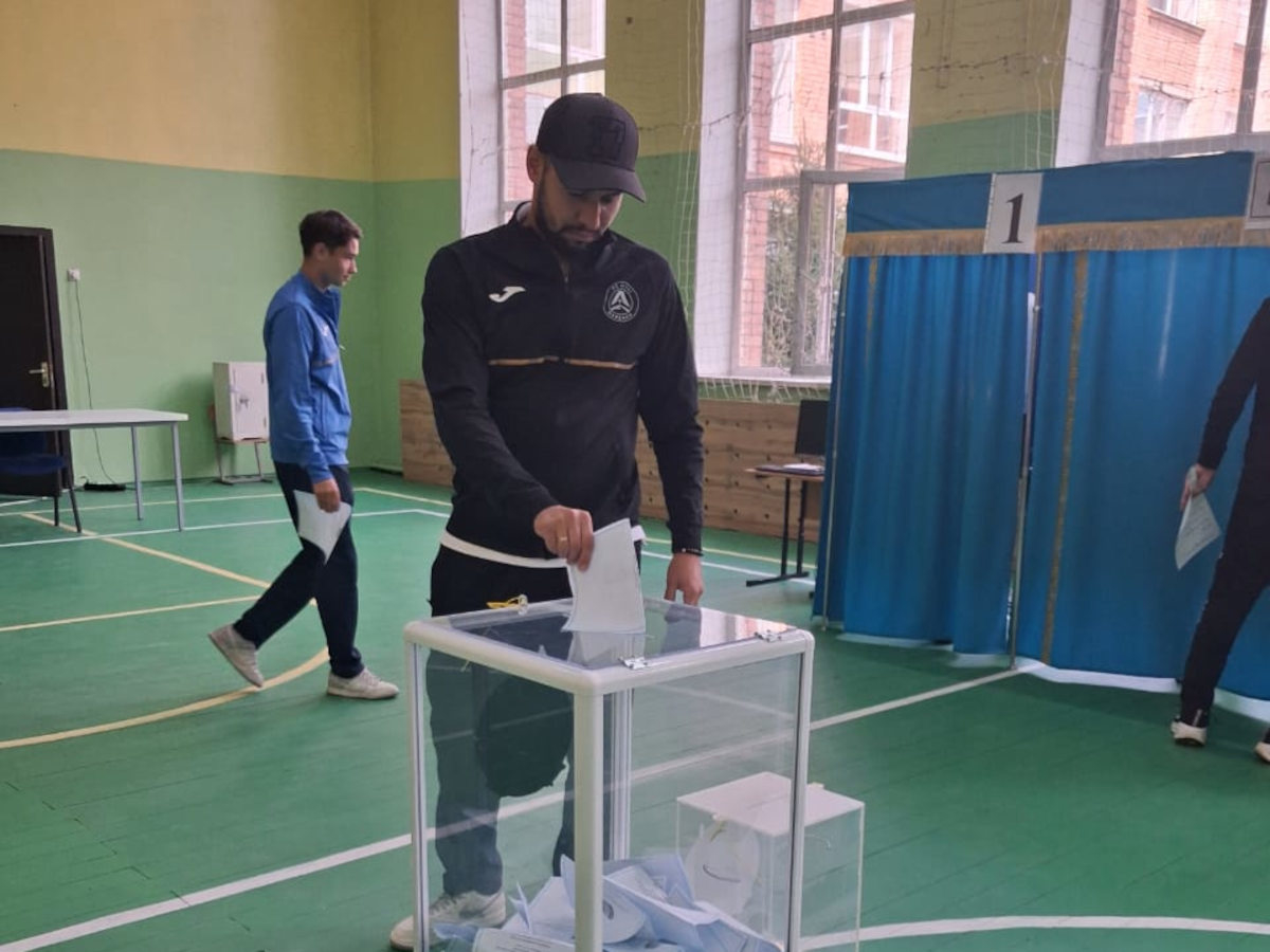 Өскеменнің «Алтай» футболшылары Құрылтай сайлауына дауыс берді