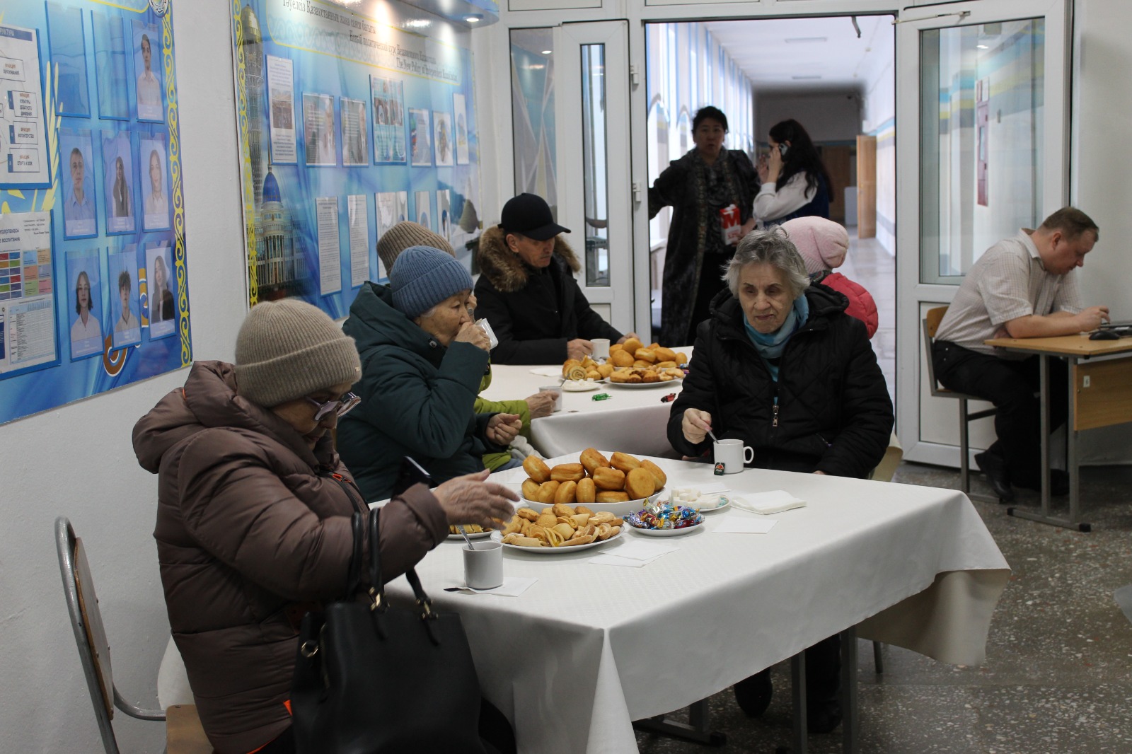 Школы Усть-Каменогорска создают весеннее настроение для голосующих граждан