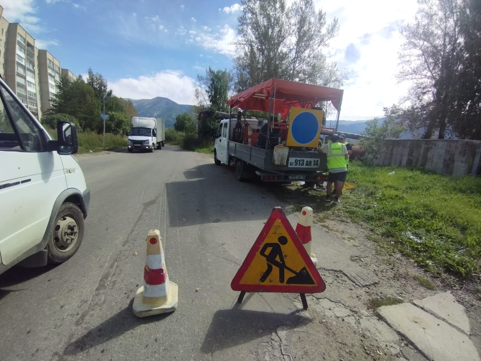В Риддере начали наносить свежую дорожную разметку