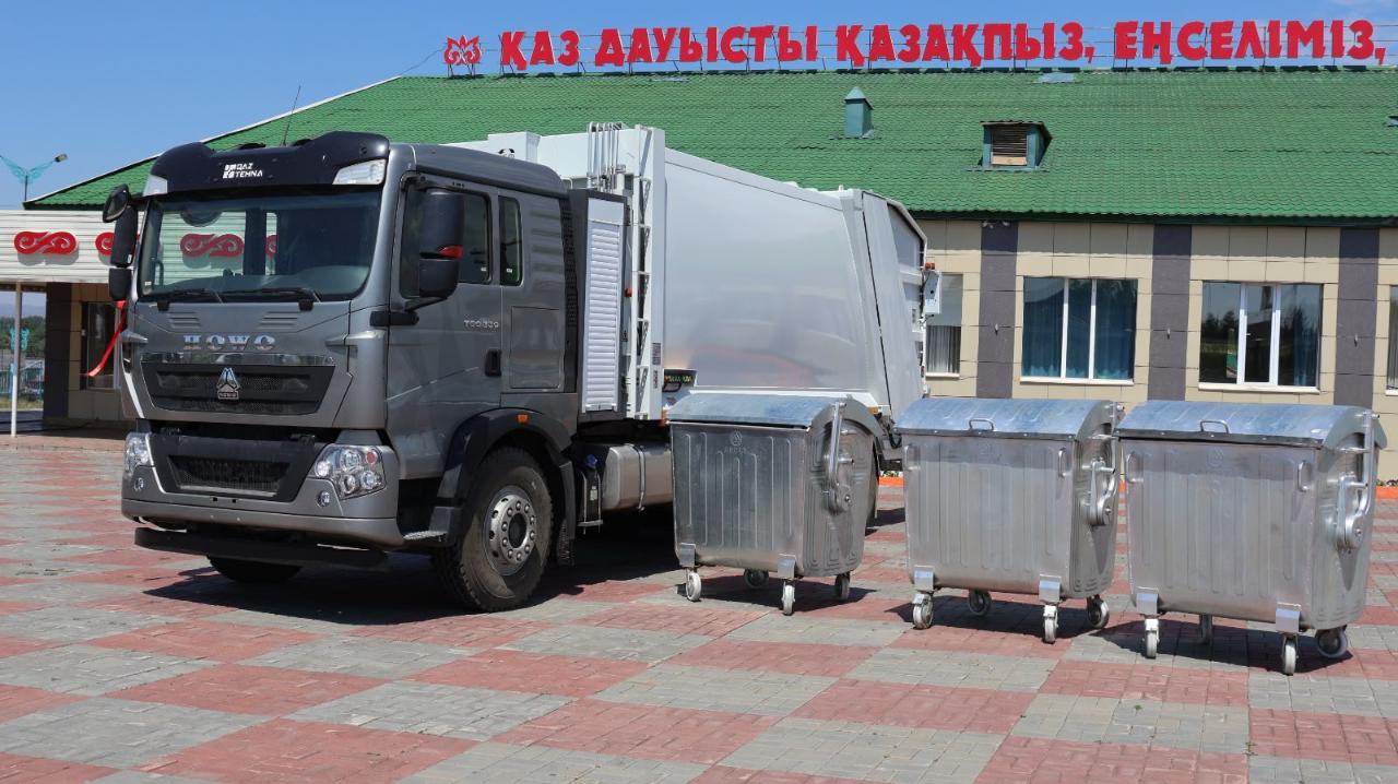 Кокпектинский район получил новый мусоровоз и 50 евроконтейнеров
