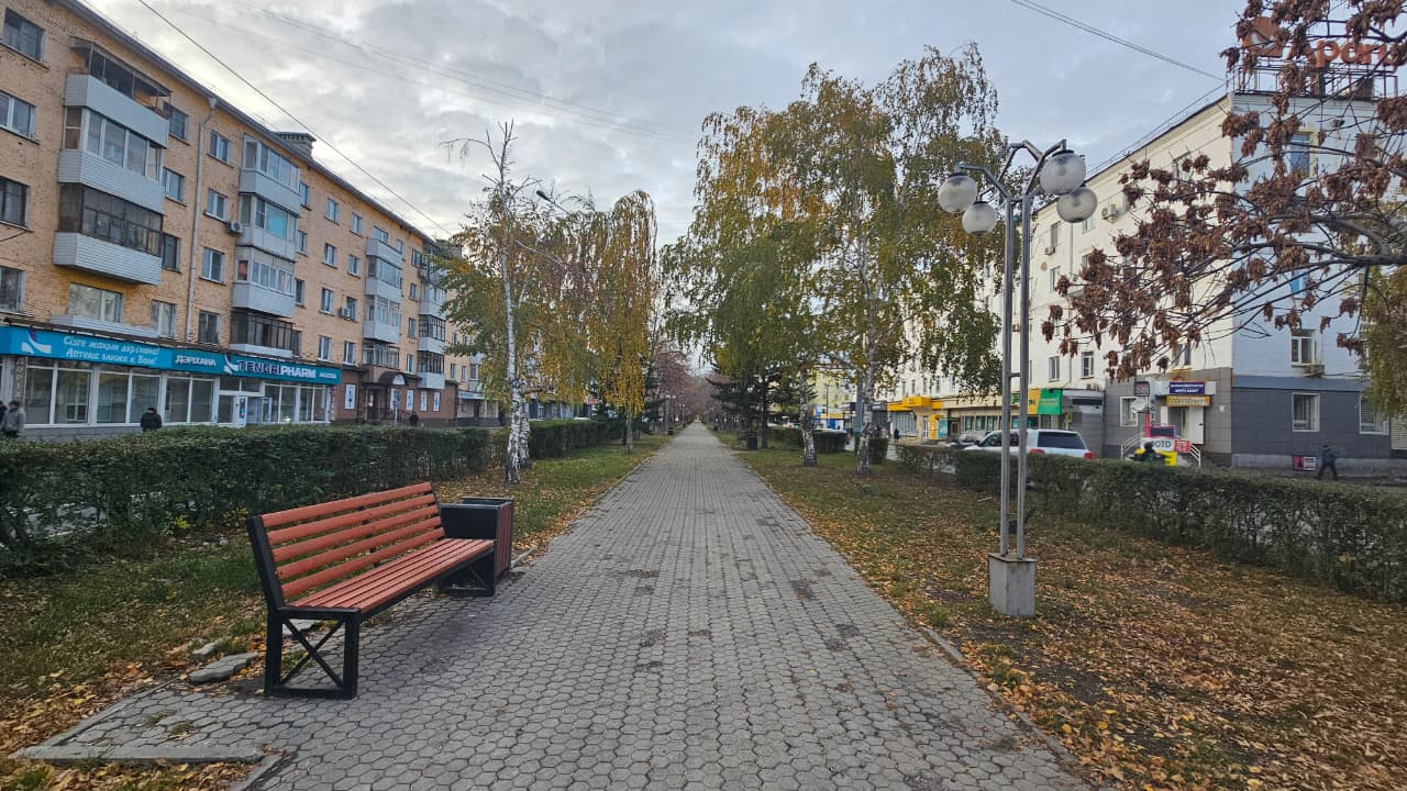 На проспекте Назарбаева в Усть-Каменогорске начали приводить в порядок прогулочную зону