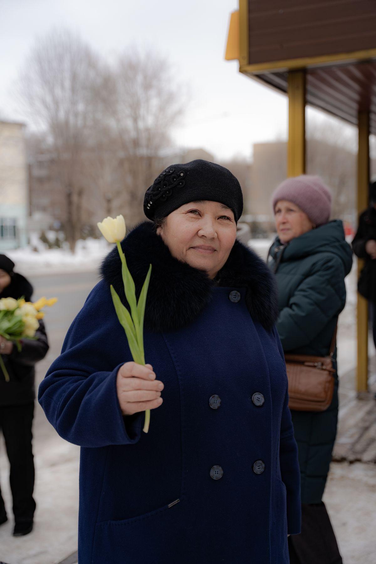 Жительницам Усть-Каменогорска на улицах и в торговых центрах дарили цветы