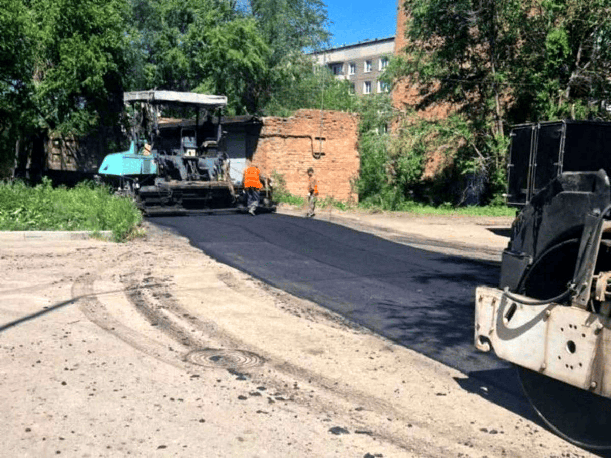 В Усть-Каменогорске начали асфальтировать дороги в районе Прохладной