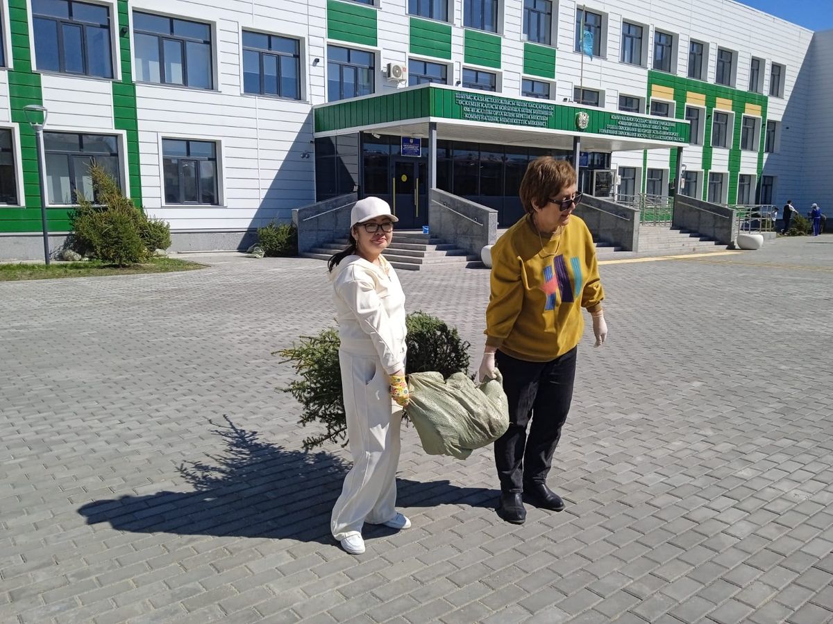 В Усть-Каменогорске прошёл семейный субботник