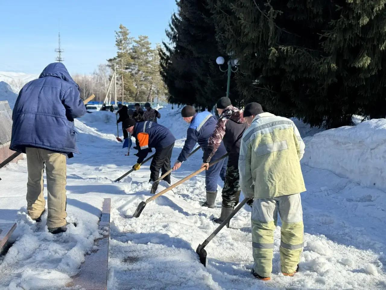Город Алтай проснулся после зимы и вышел на масштабную уборку
