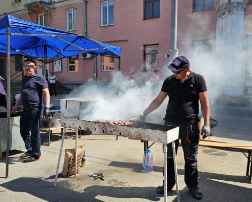 В Усть-Каменогорске у Дома дружбы отпраздновали День единства народа Казахстана 