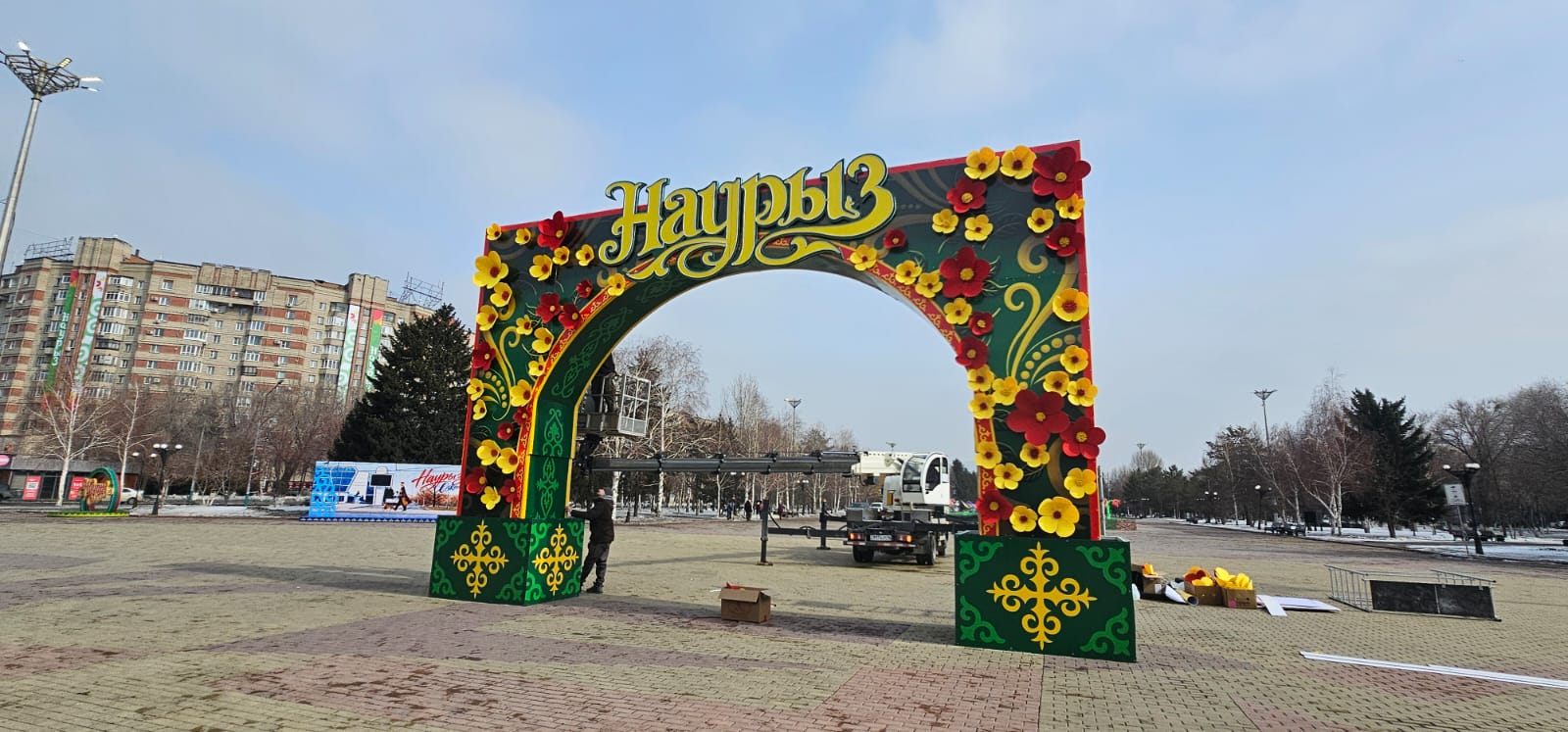 В Усть-Каменогорске на главной площади установили арку и алтыбакан 