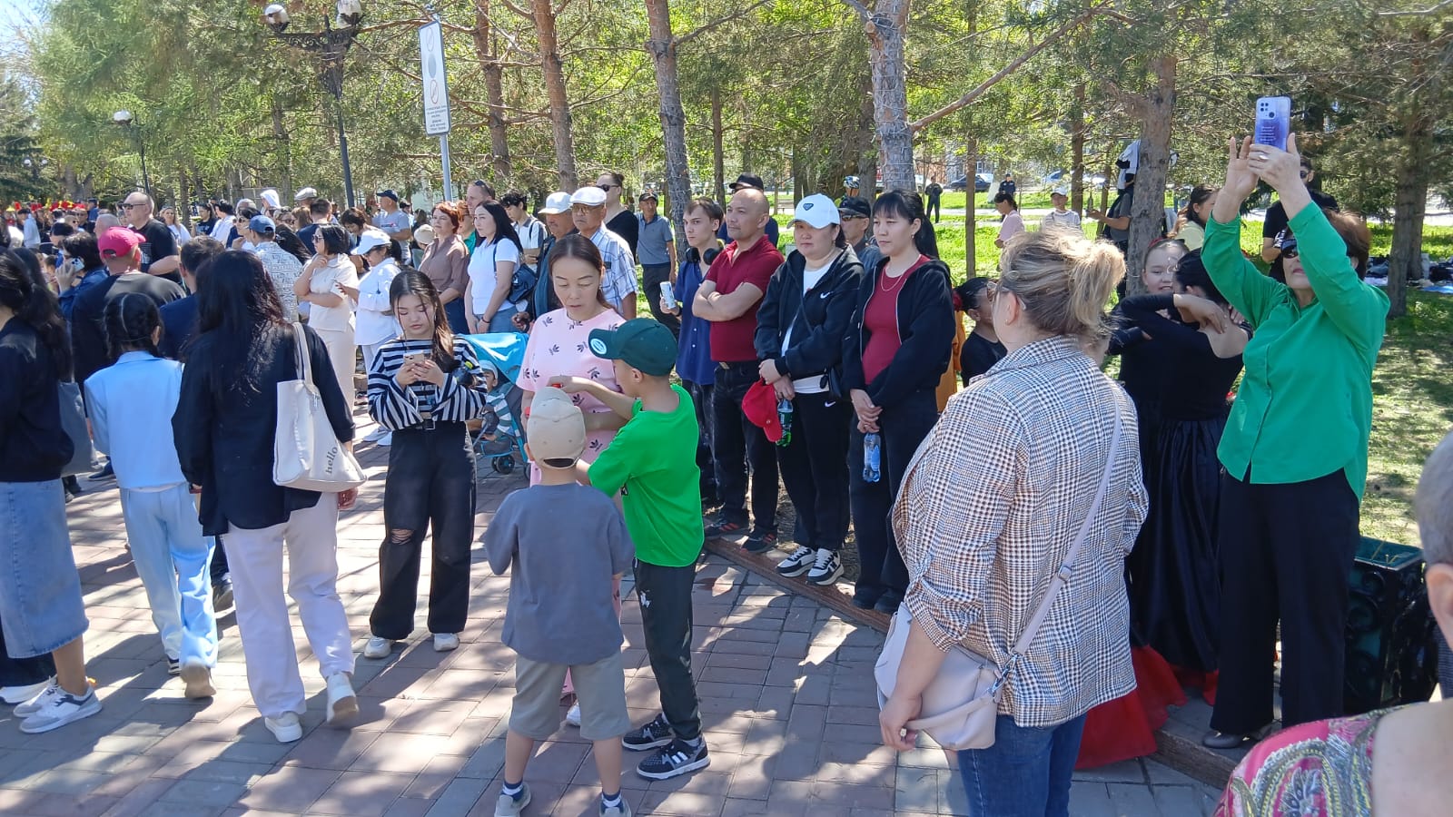 В Усть-Каменогорске на площади Республики идёт праздничный концерт