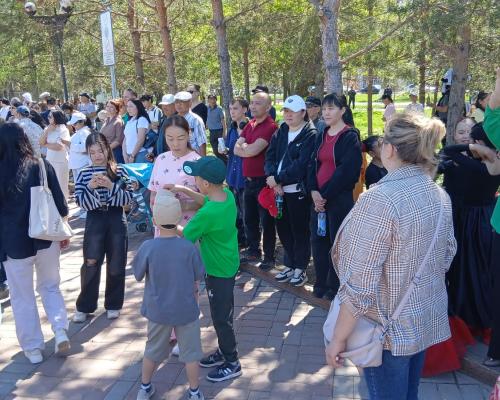 В Усть-Каменогорске на площади Республики идёт праздничный концерт