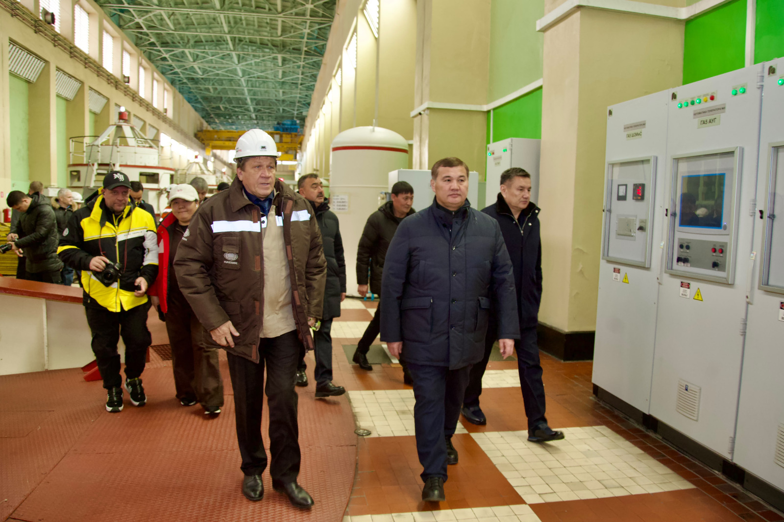 Вице-премьер предложил поднять зарплаты работникам Бухтарминской ГЭС