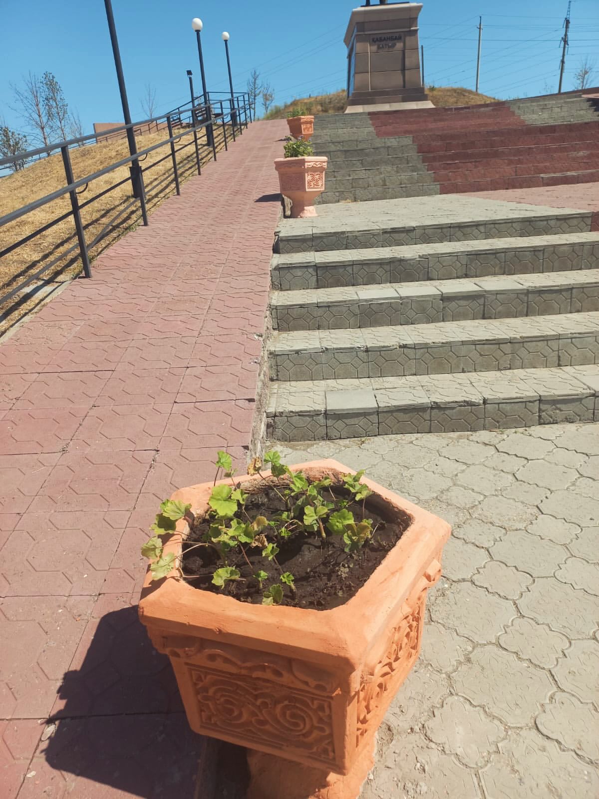 В Усть-Каменогорске возле памятника Кабанбай батыру продолжается озеленение