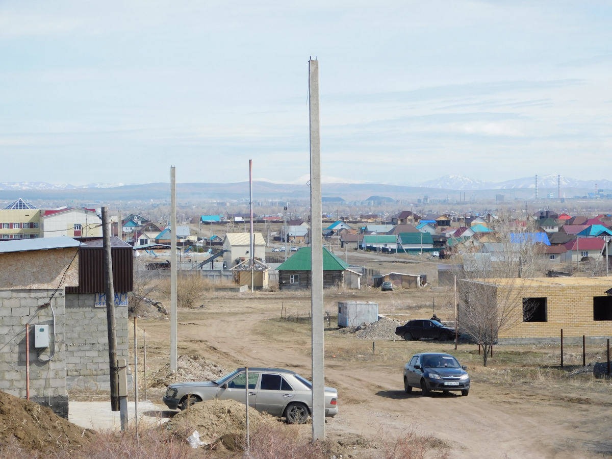 В Усть-Каменогорске начали менять опоры уличного освещения