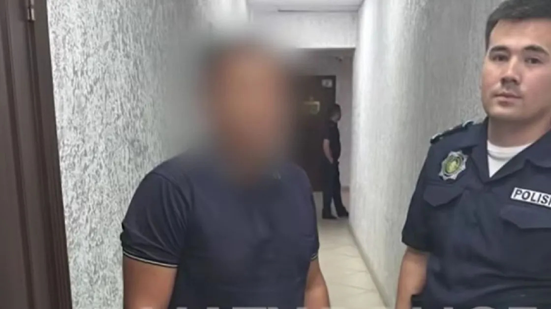 В Алматы мужчину арестовали на пять суток после жалобы девушки на домогательства в метро
