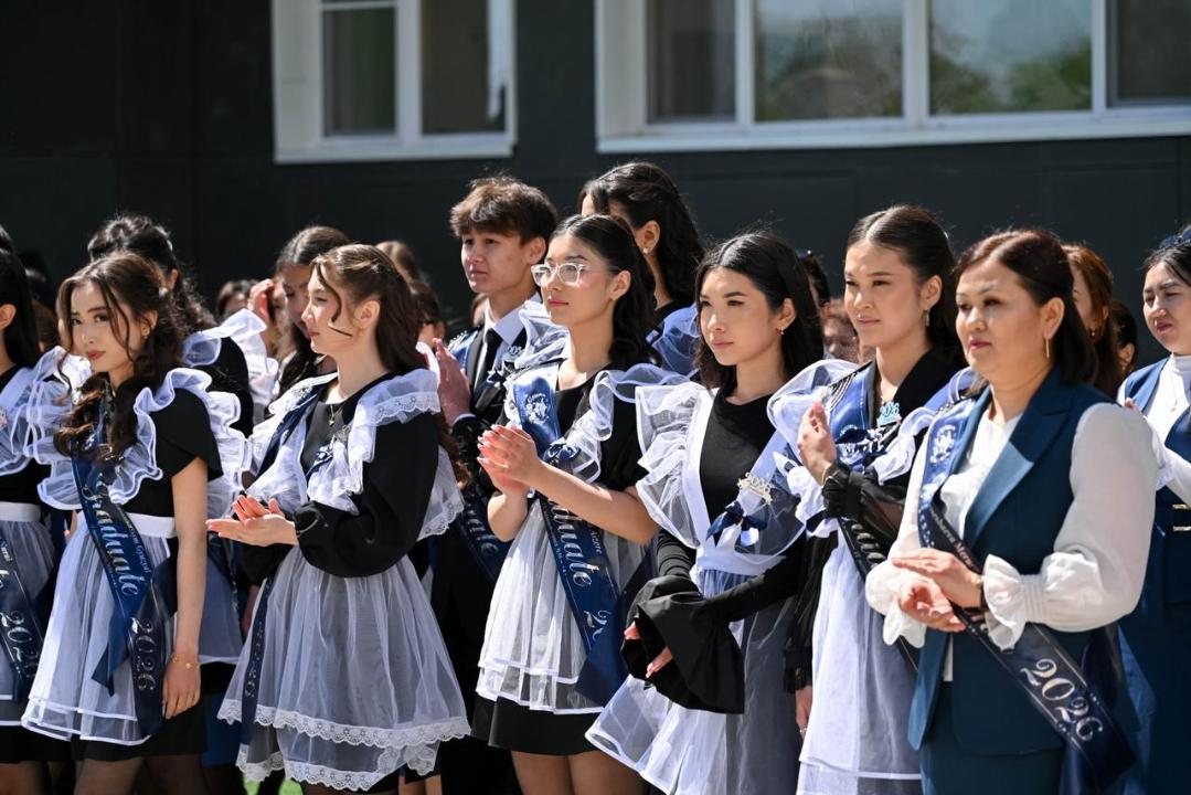 Последний звонок в Семее: выпускников поздравил аким области