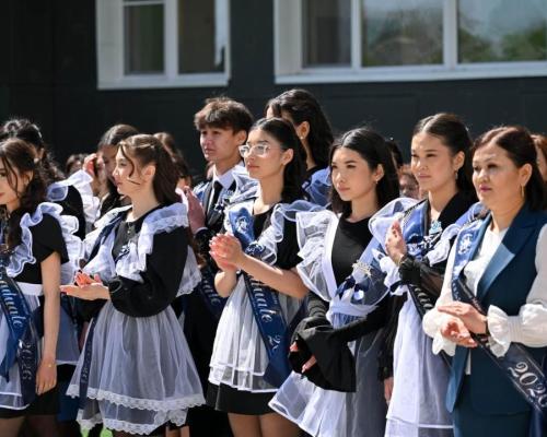 Последний звонок в Семее: выпускников поздравил аким области