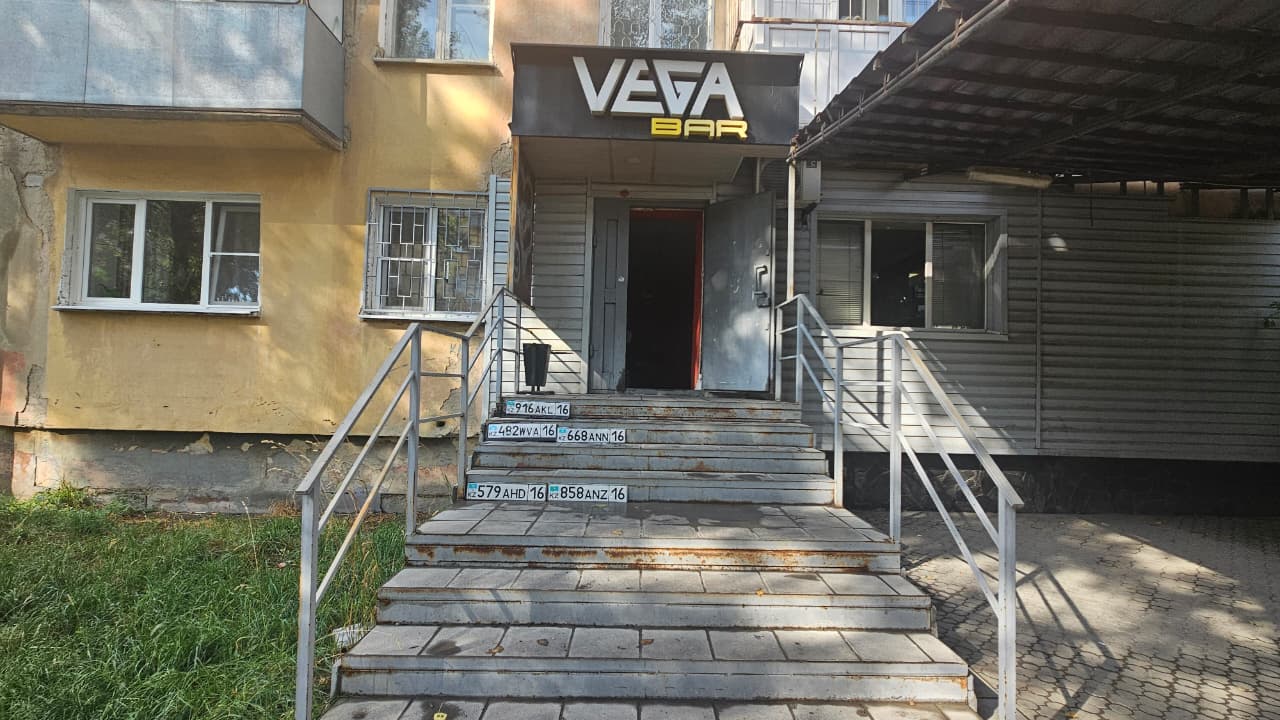 Потерянные в лужах госномера выставили на крыльце кафе в Усть-Каменогорске