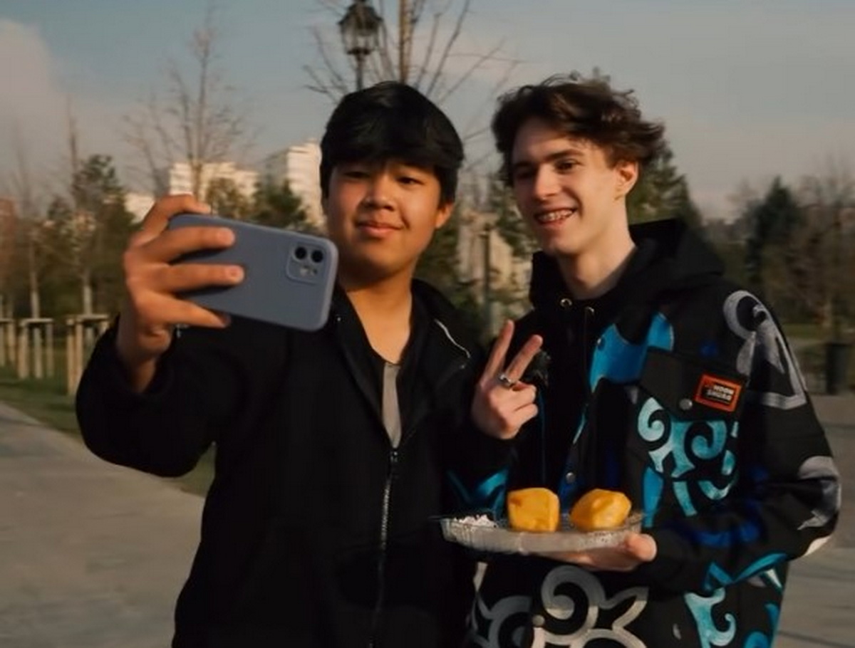 Олимпийский чемпион Шайдоров угощал алматинцев баурсаками