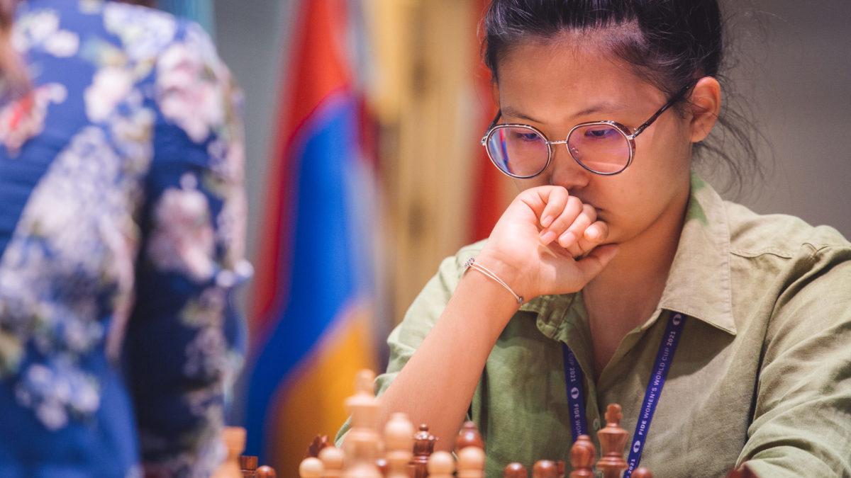 Казахстанка Асаубаева сыграла вничью с лидером турнира претенденток