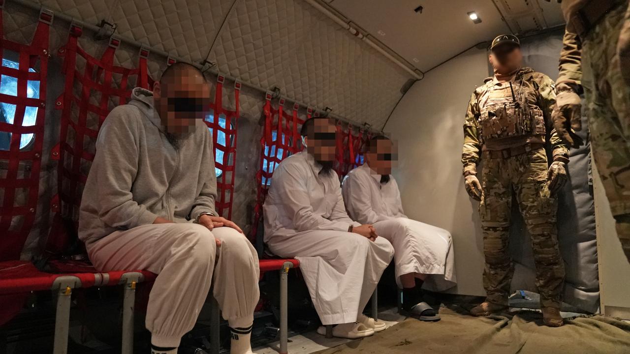 Под конвоем спецназа КНБ в Казахстан доставлены четверо подозреваемых