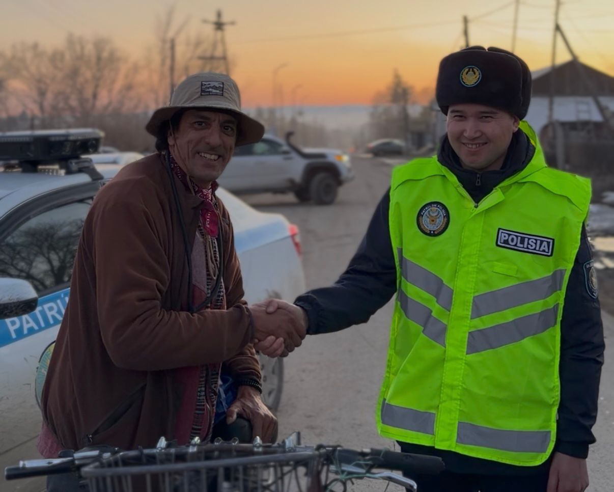 Иностранец путешествует по ВКО на велосипеде