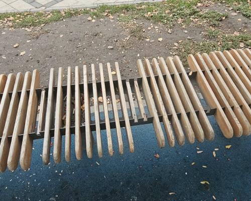 В сквере у площади Республики мусор складывают прямо в декоративные конструкции