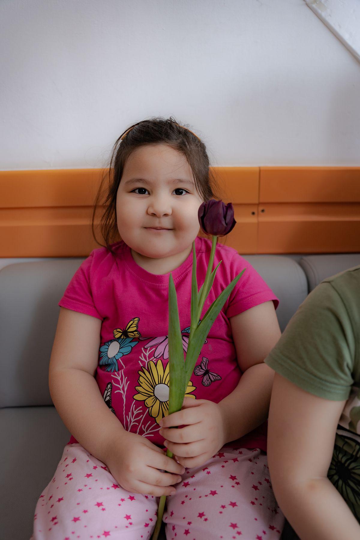 Жительницам Усть-Каменогорска на улицах и в торговых центрах дарили цветы