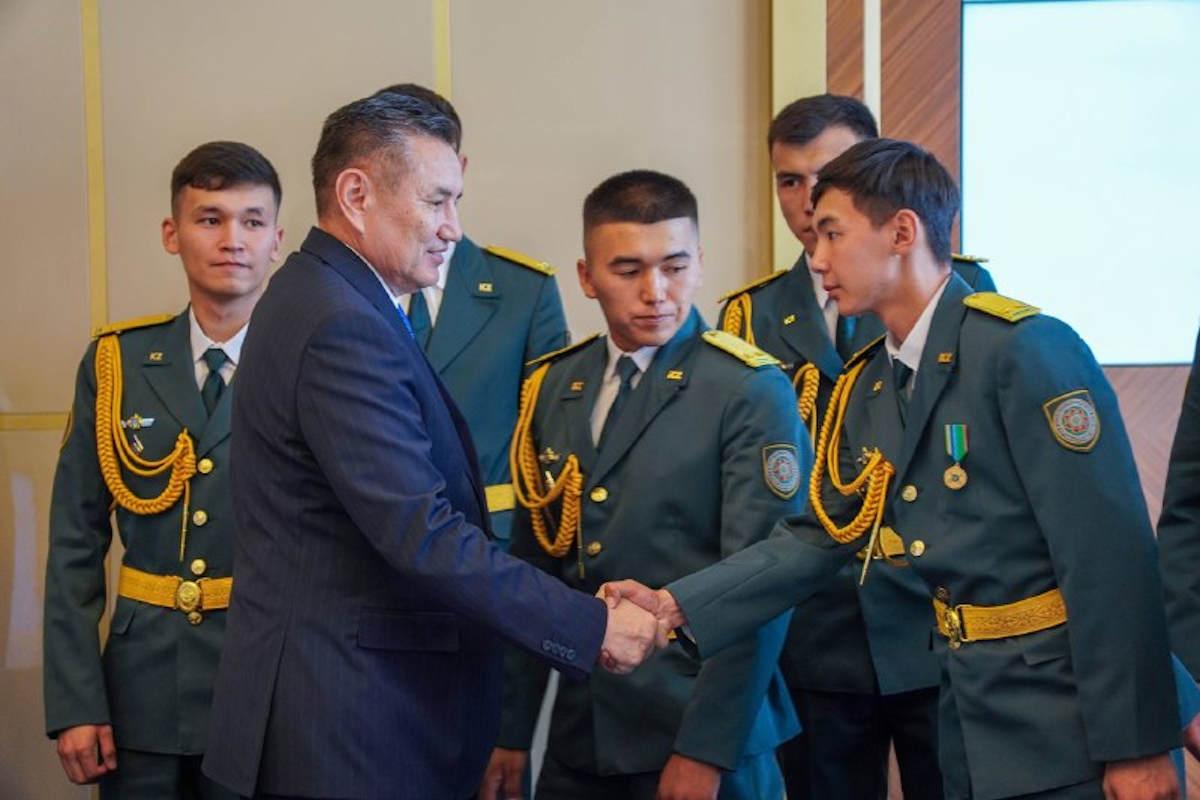 19 лейтенантов начинают службу на пограничных заставах ВКО накануне профессионального праздника