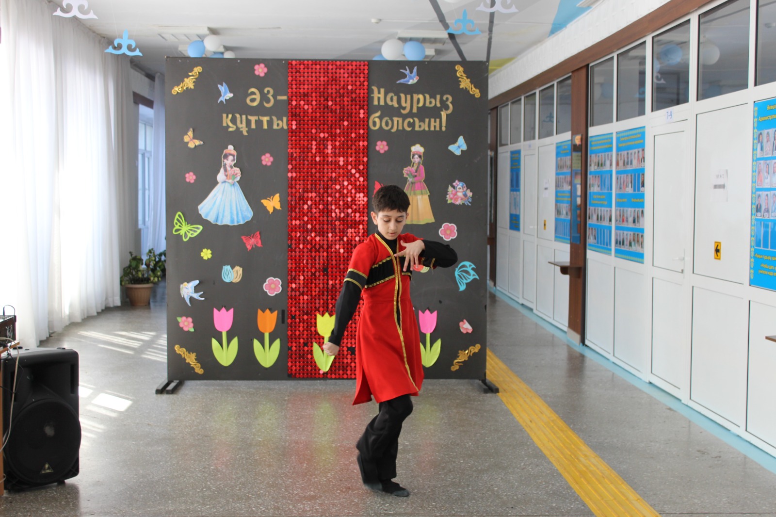 Школы Усть-Каменогорска создают весеннее настроение для голосующих граждан