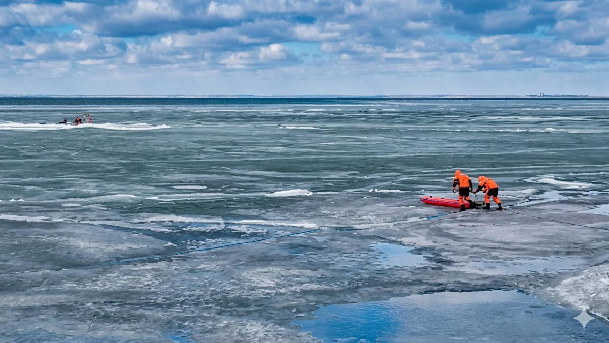 На севере Казахстана рыбаков спасли из ледяного плена