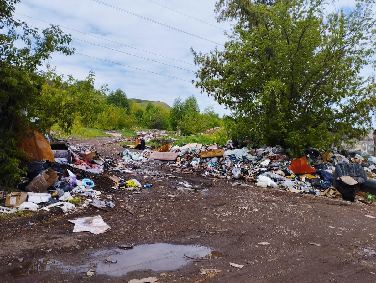 Гаражи на Круглой сопке в Риддере превратились в большую свалку