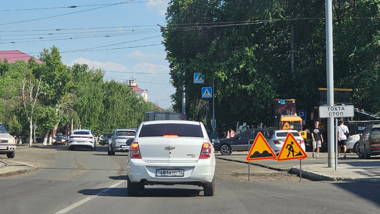 На проспекте Назарбаева в Усть-Каменогорске проводят средний ремонт