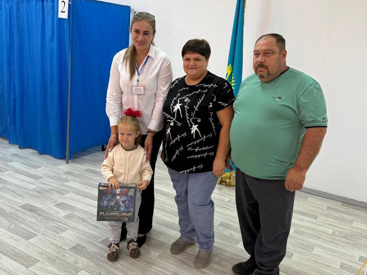 В ВКО на избирательных участках детям вручали игрушки
