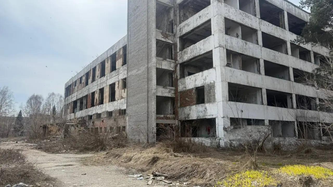 В городе Алтае школьница сорвалась со второго этажа «заброшки» 
