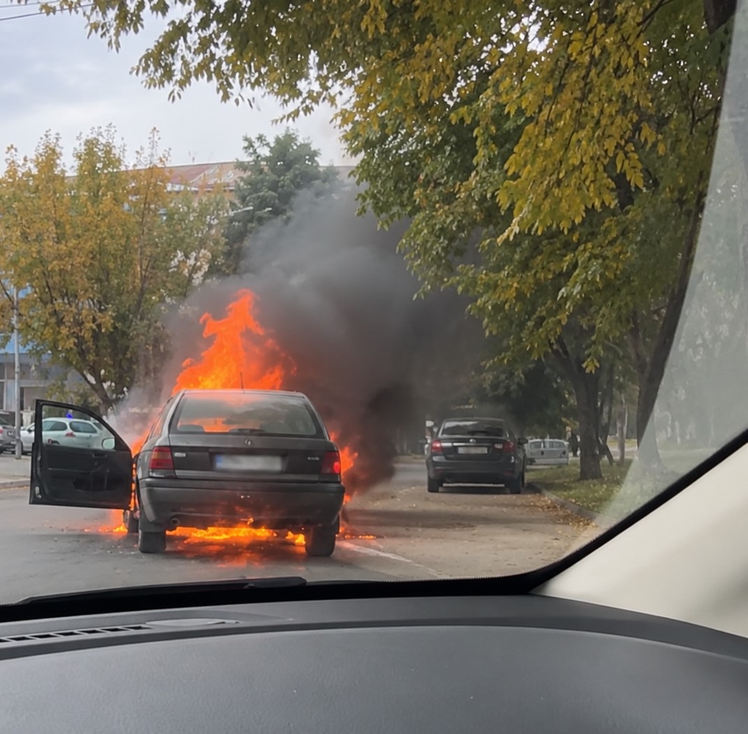 В Усть-Каменогорске на Нурмагамбетова загорелся автомобиль