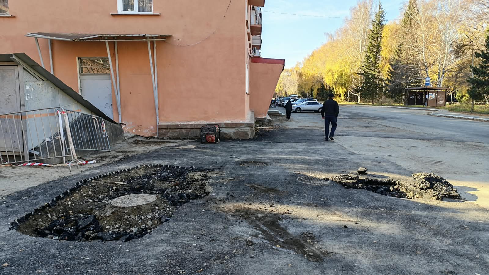 После замены участков теплосетей в некоторых дворах Риддера образовались провалы в дорожном полотне
