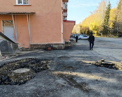 После замены участков теплосетей в некоторых дворах Риддера образовались провалы в дорожном полотне