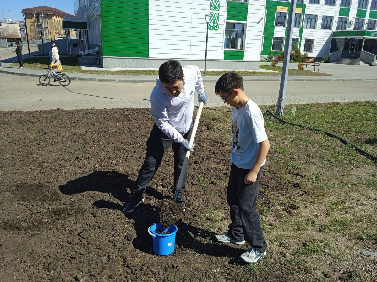 В Усть-Каменогорске прошёл семейный субботник