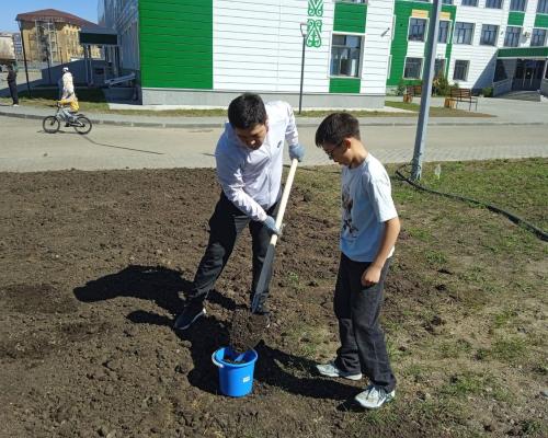 В Усть-Каменогорске прошёл семейный субботник