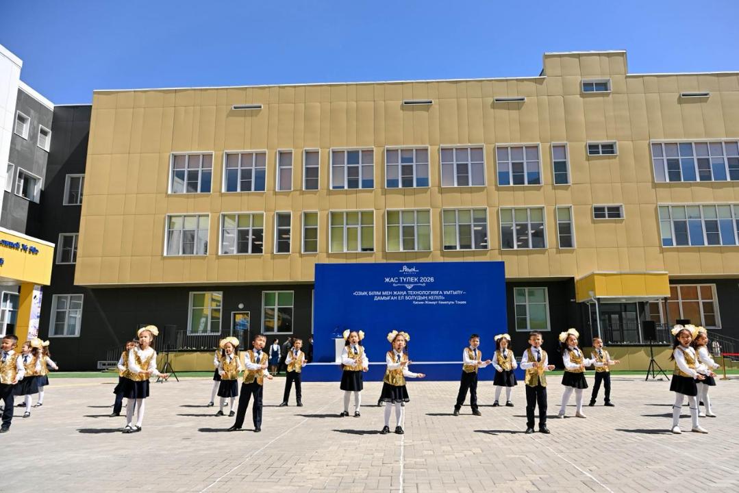 Последний звонок в Семее: выпускников поздравил аким области
