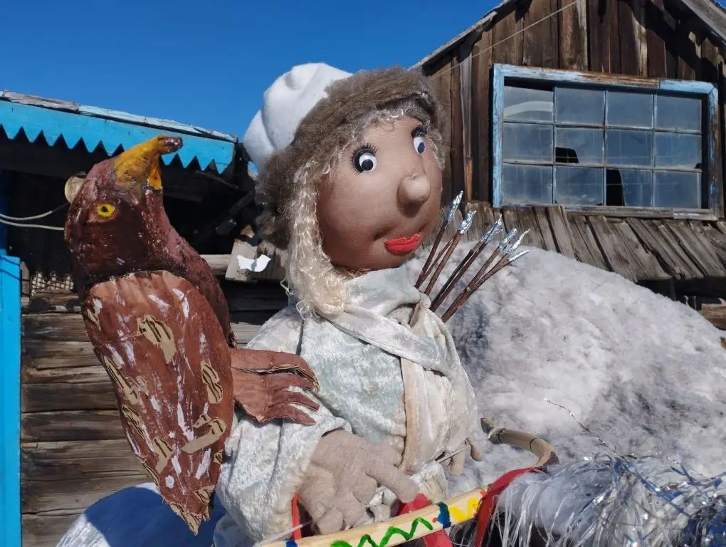 Мастеровитый выдумщик из Риддера украсил свой двор к Наурызу