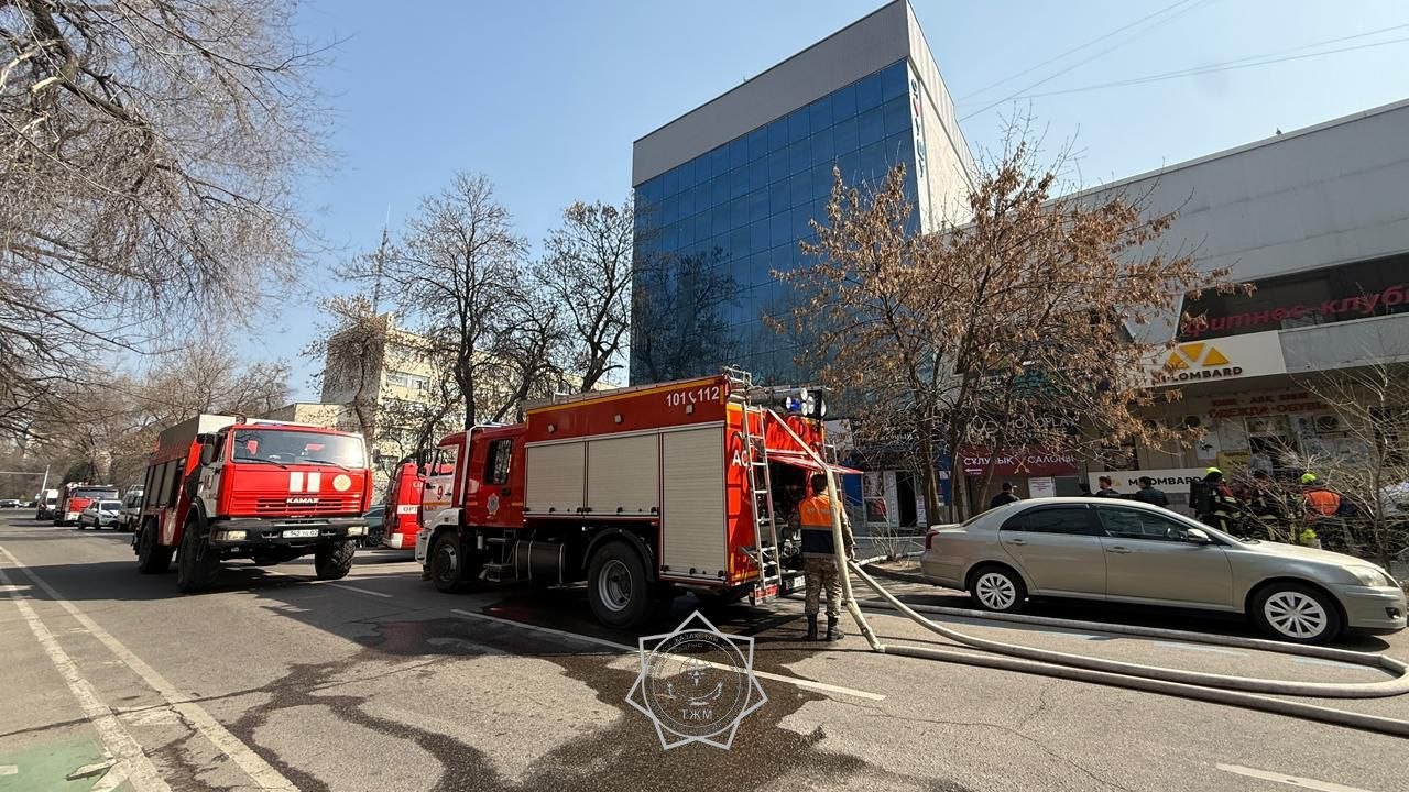 Алматы: пожар в подвале — 50 человек вывели из здания