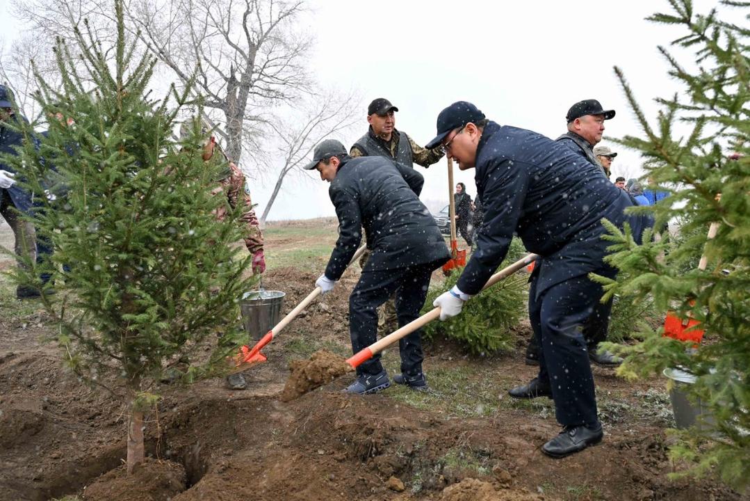 В Семее прошла экологическая акция с участием акима области и председателя правления Самрук-Казына